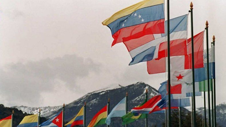 Hispanohablantes tienden a expresarse de manera más positiva, según estudio