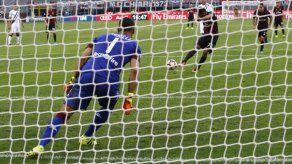 Bacca anota triplete para impulsar al Milan a la victoria