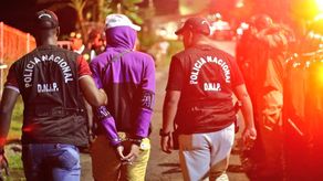 Momentos en que el sujeto presuntamente vinculado al asalto de la Caja de Ahorros de El Ingenio fue aprehendido por la Policía. Momentos en que el sujeto presuntamente vinculado al asalto de la Caja de Ahorros de El Ingenio fue aprehendido por la Policía.