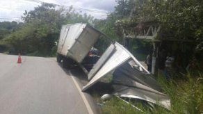 Camión choca contra poste en Chapala
