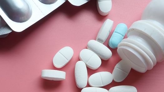 En el caso de la eutanasia es el personal sanitario quien administra el medicamento que provoca la muerte y en el caso del suicidio asistido es el o la paciente quien se autoadministra el medicamento que otra persona le ha proporcionado, explicó la Fundación DMD.