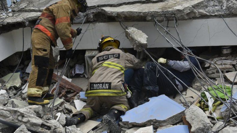 Desesperada búsqueda de sobrevivientes tras sismo que dejó 350 muertos en Ecuador