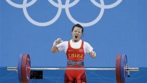 China Wang Mingjuan gana el oro en pesas