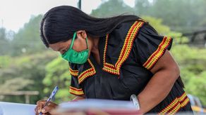 Los programas de Transferecia Monetaria Condicionada le permiten a los beneficiarios acceder a servicios de salud y educación.