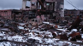 La nieve cubre las ruinas del mercado matutino de Wajima en la ciudad de Wajima, después de que un gran terremoto de magnitud 7,5 sacudiera parte de Japón en Año Nuevo.