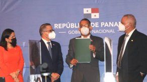 El titular del MIDA, Augusto Valderrama señaló que con esta política de Estado para el sector agropecuario se espera darle rumbo al sector por los próximos 20 años. El titular del MIDA, Augusto Valderrama señaló que con esta política de Estado para el sector agropecuario se espera darle rumbo al sector por los próximos 20 años.