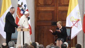 Papa pide perdón por abusos sexuales de religiosos a niños