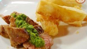 Falda frita con chimichurri y yuca