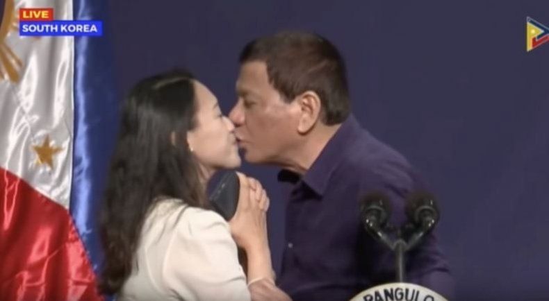 El beso de Duterte a una trabajadora filipina en Seúl desata ola de críticas