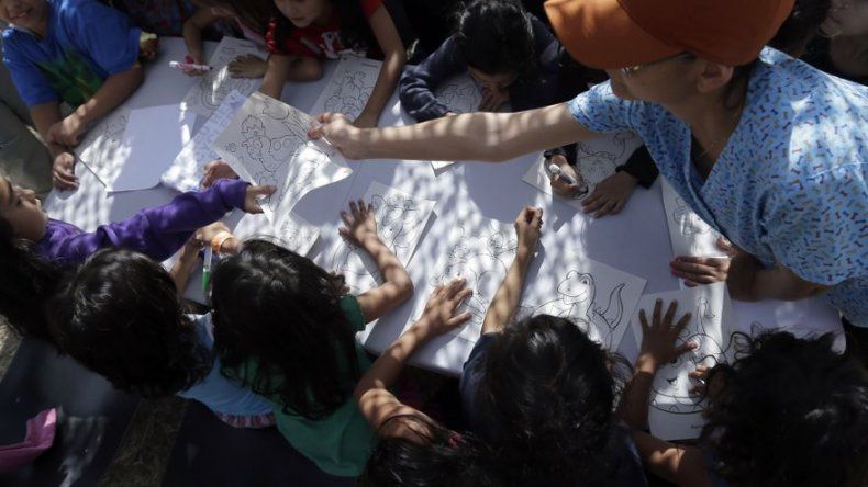 Niños centroamericanos llegan a la escuela mientras se decide deportación