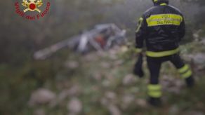 Un helicóptero se estrelló el sábado en el sur de Italia, causando la muerte a siete personas que se hallaban a bordo, entre ellas una familia de cuatro turistas eslovenos, informó la prensa italiana.