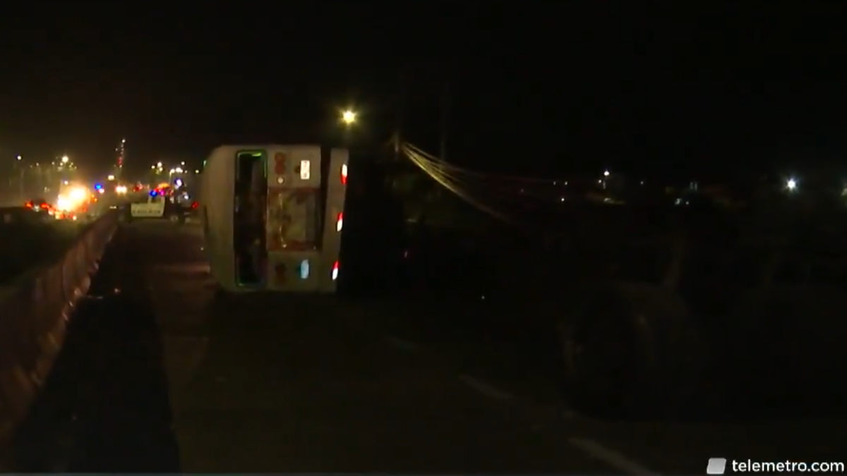 Accidente en Pacora por vuelco de bus Chepo-Vía España Accidente en Pacora por vuelco de bus Chepo-Vía España