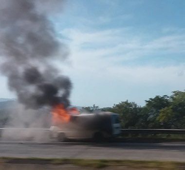 Auto se incendia en Loma Campana