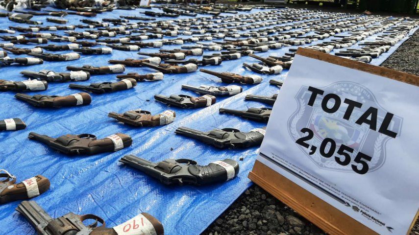 Entre las armas que fueron destruidas están: revólveres