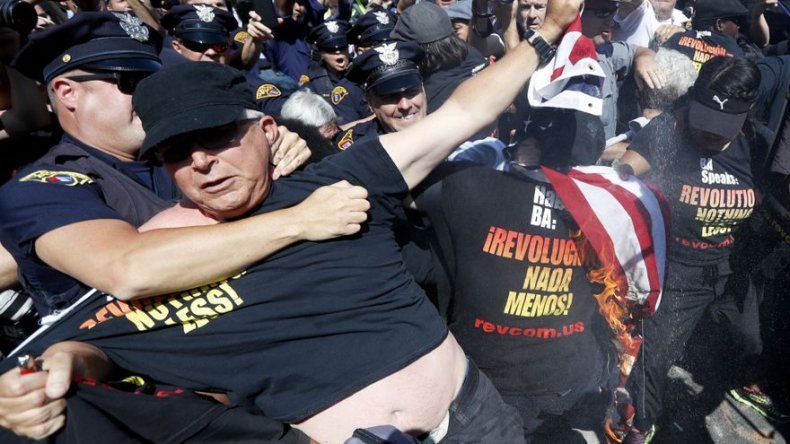 Trump insinúa consecuencias por quemar la bandera