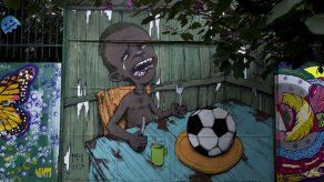 Niño que llora de hambre ante un balón