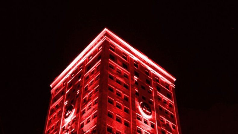 La Caja de Ahorros se ilumina de rojo y promueve la prevención del VIH