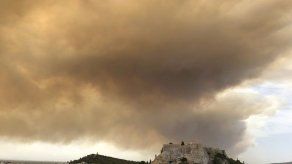 Evacuan a residentes por incendio en bosque de Grecia