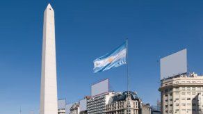 Sex Education: Forran con un condón gigante el obelisco de Argentina