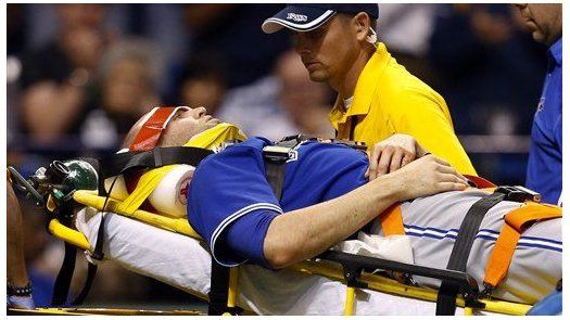 Happ golpeado por batazo, Azulejos vencen a Tampa