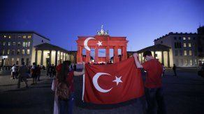 Iluminan torre Eiffel con colores de bandera turca