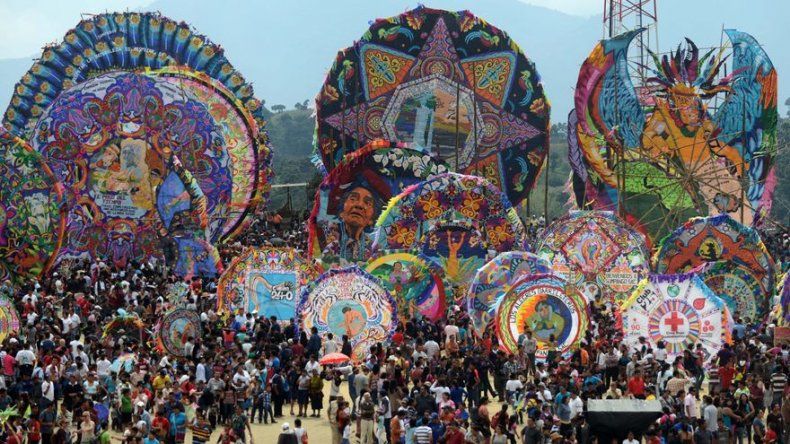 Coloridas cometas indígenas convocan espíritus de los muertos en Guatemala