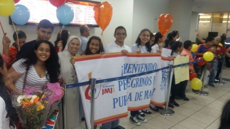 Familiares y amigos reciben a los peregrinos panameños de la JMJ