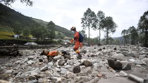 La interrupción del transporte por el río aumenta los problemas para el gobernante Partido Comunista.