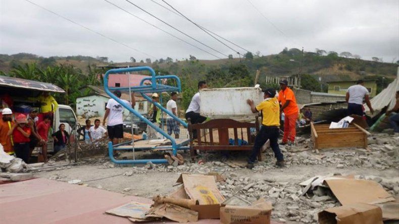 Tres muertos, 47 heridos y cientos de damnificados por sismos en Ecuador