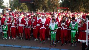 Santa recorre el mundo en fiestas y eventos benéficos