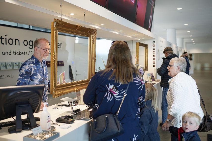 Todos los asistentes a estos lugares deben vestir mascarillas y presentar constancia de vacunación o de haber dado negativo al COVID-19 recientemente.