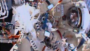 Cosmonautas instalan montura de telescopio