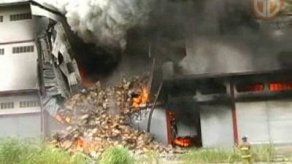 Incendio consume bodega en France Field