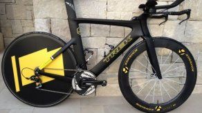 Armstrong muestra bicicleta que usará en Ironman 70.3 en Panamá