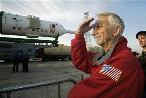 Nave espacial rusa se acopla con estación orbital