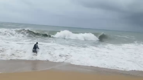 Policía Nacional realiza rescate en Playa Bluff.