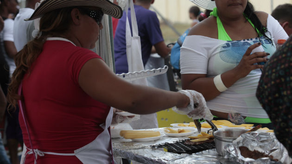 Venta ambulante en el Desfile de Reinas