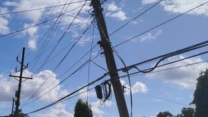 Bomberos atienden reporte por riesgo eléctrico.