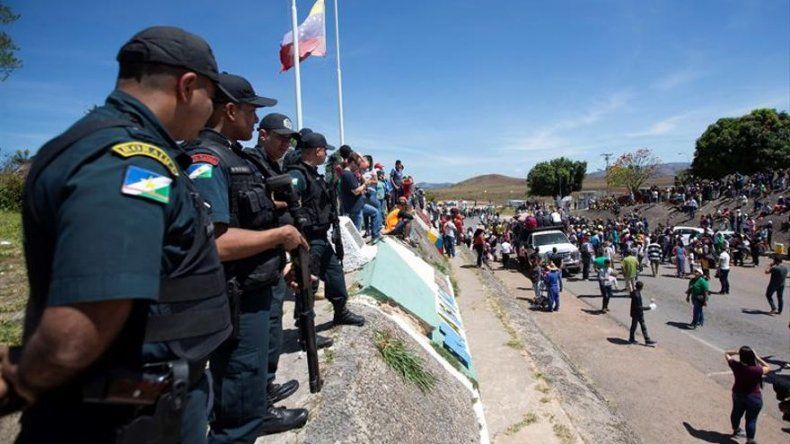 Guaidó dice que ingresó a Venezuela primer cargamento de ayudas desde Brasil