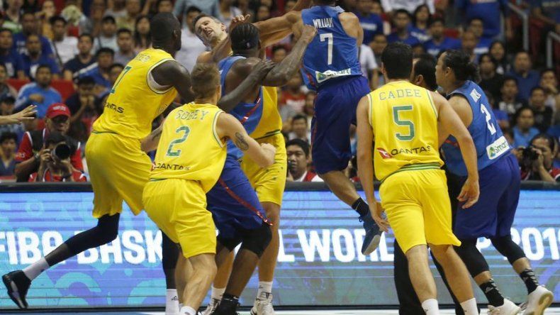 FIBA suspende a 13 jugadores por riña en Australia-Filipinas