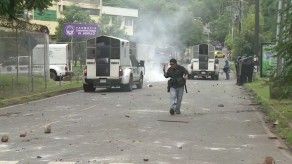 Enfrentamientos entre antimotines y estudiantes se mantienen en predios de la UP