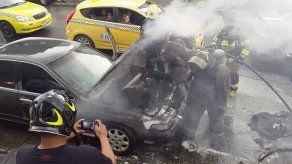 Auto se incendia en la avenida 12 de Octubre