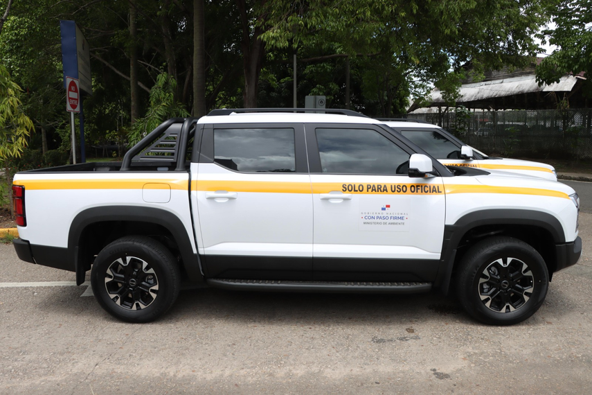 MiAmbiente recibe tres vehículos de tecnología limpia.