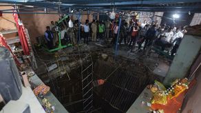 En la India, colapsa piso de templo y deja 36 muertos
