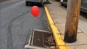 Globos de “It” atados a cloacas “asustan” a policías en Pensilvania