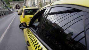 Detienen a taxista ruso que cobró casi mil dólares a un periodista chileno