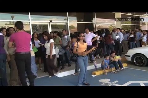 Denuncian incomodidades y largas filas en Migración