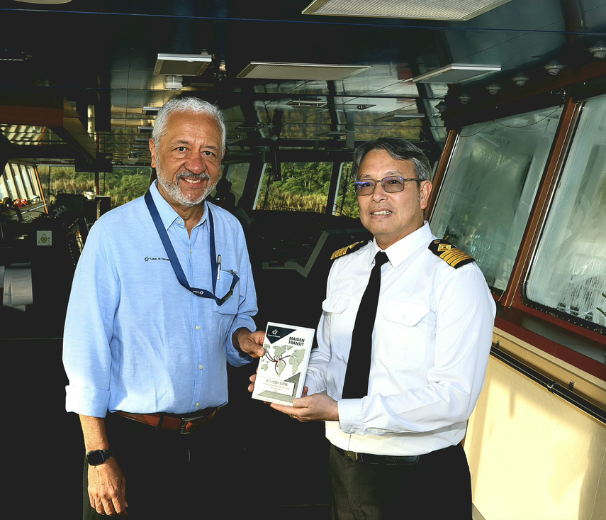 El Canal de Panamá entrega reconocimiento al portavehículos más grande del mundo.