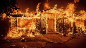 Hasta el sábado por la mañana, el fuego había destruido 10 estructuras residenciales y comerciales y dañado cinco más, informó el diario Mercury News.