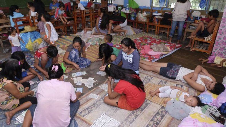 Filipinas: Miles de evacuados, tifón Melor llega al este